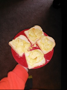 Crisps, brie and chili sauce on sliced white bread