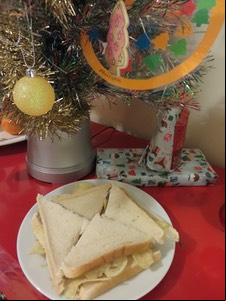 Quartered crisp sandwich with Christmas tree and gifts
